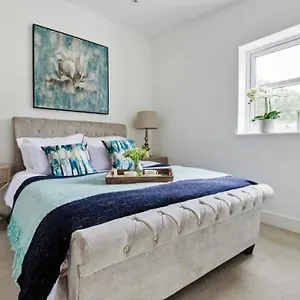 https://amazing-3-bed-house-with-garden.cambridgehotelsuk.com