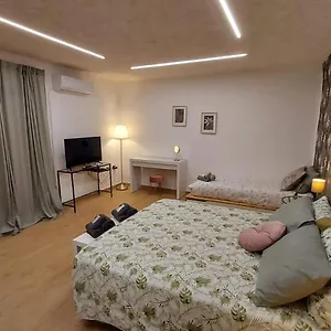 https://dn-holiday-house.taorminaitalyhotels.com
